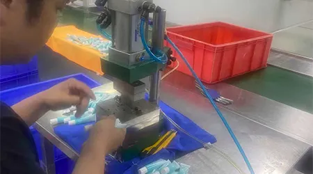 ​सनस्क्रीन क्रीम का उत्पादन लगातार आगे बढ़ रहा है, और यह सुनिश्चित करने के लिए सावधानीपूर्वक काम किया जा रहा है कि उत्पाद की प्रभावशीलता निचले स्तर पर बनी रहे।